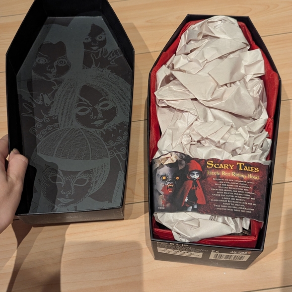 Living Dead Doll - Red Riding Hood - Picture 4 of 8